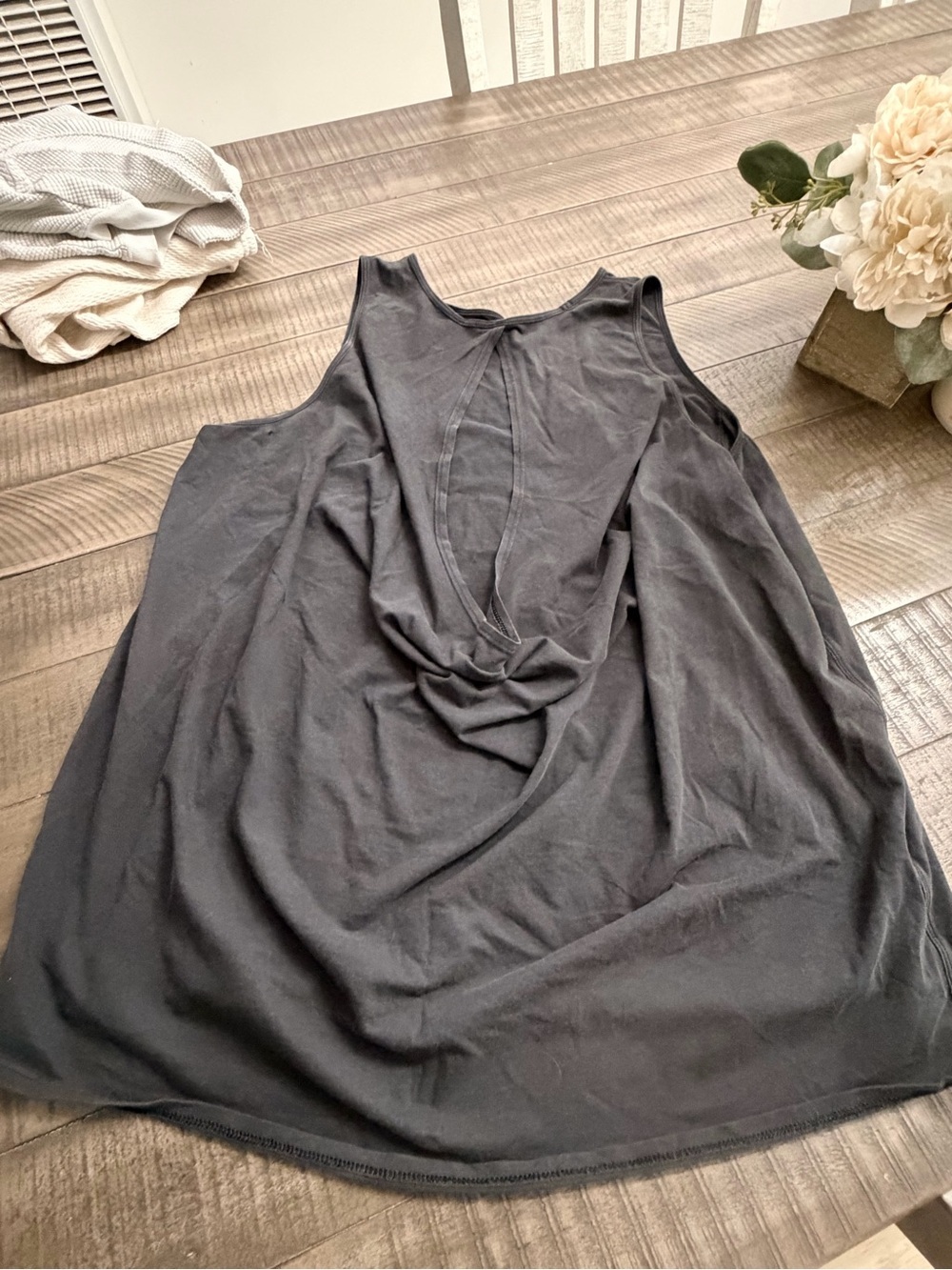 Black Hang-Back Sleeveless Tank - Picture 1 of 4